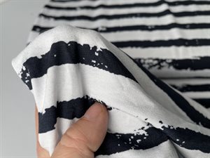 Viscosejersey - med fine asymmetriske striber 